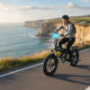 Kobieta na rowerze elektrycznym ENGWE jedzie malowniczą trasą przy morzu z klifami – realny zasięg baterii na długie wypady