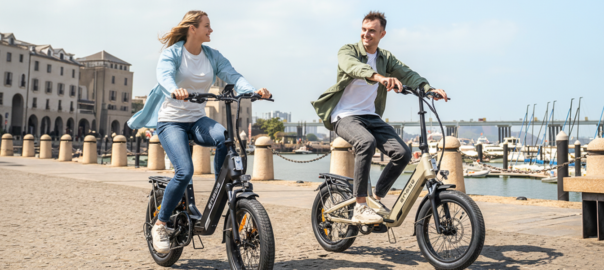 Dwie osoby jadą na rowerach elektrycznych ENGWE w mieście