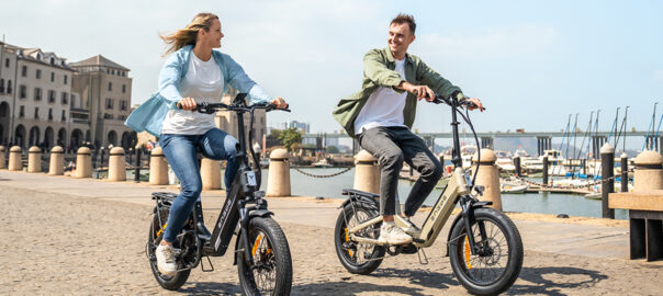 Dwie osoby jadące na rowerach w mieście